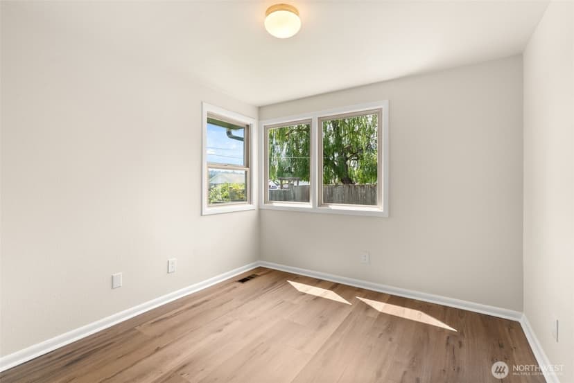 Property photo for 919 6th Avenue SW, Puyallup photo 11