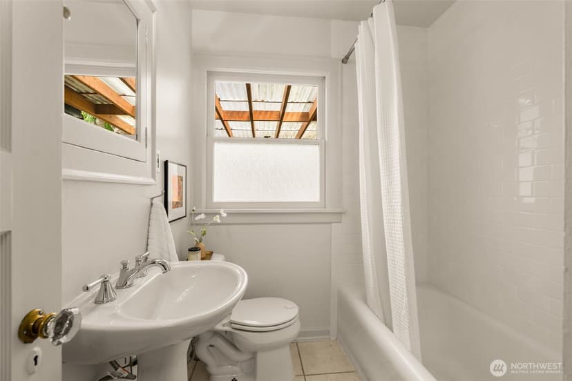 Property photo for 1914 3rd Avenue N, Seattle photo 15