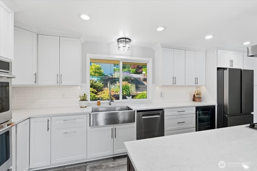 Property photo for 10837 Evergreen Terrace SW, Lakewood photo 8