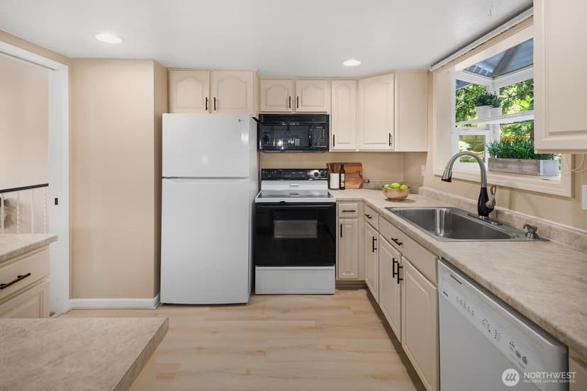 Property photo for 19514 35th Avenue NE, Lake Forest Park photo 6
