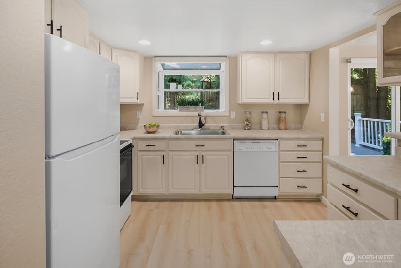 Property photo for 19514 35th Avenue NE, Lake Forest Park photo 7