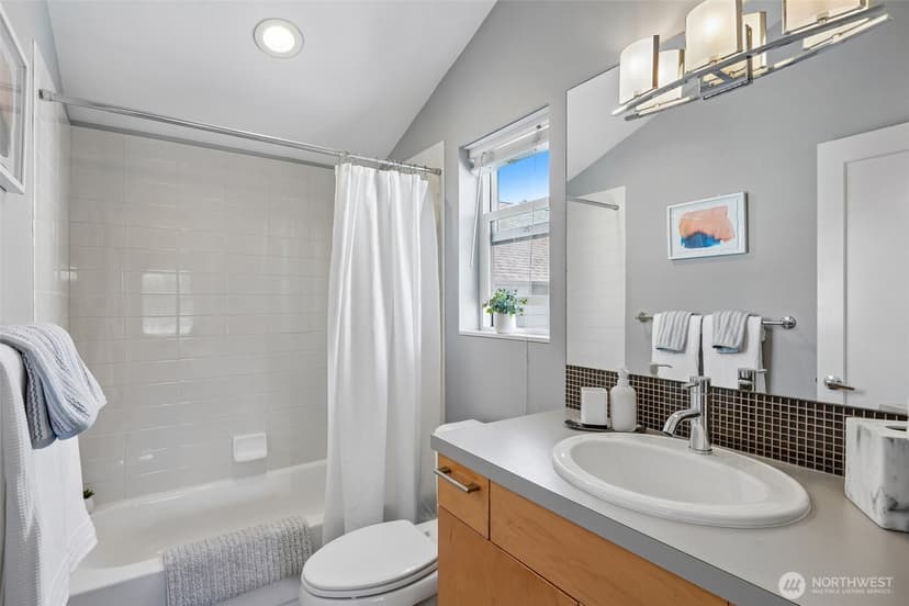 Property photo for 9423 Roosevelt Way NE, Seattle photo 20