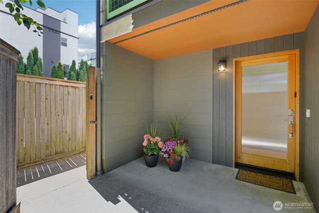 Property photo for 9423 Roosevelt Way NE, Seattle photo 3