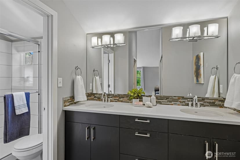 Property photo for 9423 Roosevelt Way NE, Seattle photo 16