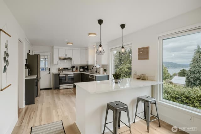 Property photo for 7528 S Lakeridge Dr, Seattle