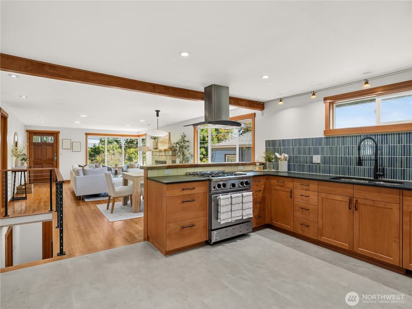 Property photo for 5547 38th Avenue NE, Seattle photo 12