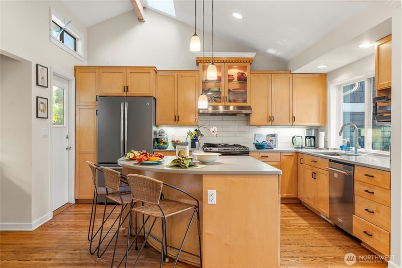 Property photo for 6626 57th Avenue NE, Seattle photo 9
