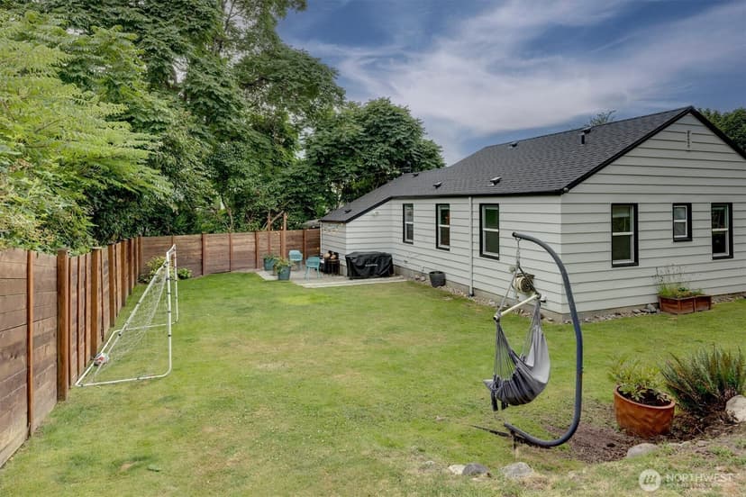 Property photo for 555 Windsor Place NE, Renton photo 9