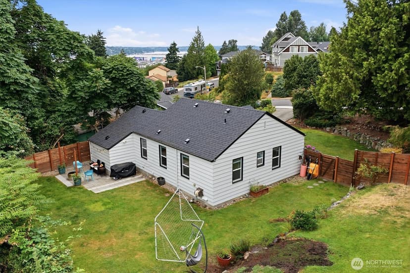 Property photo for 555 Windsor Place NE, Renton photo 2