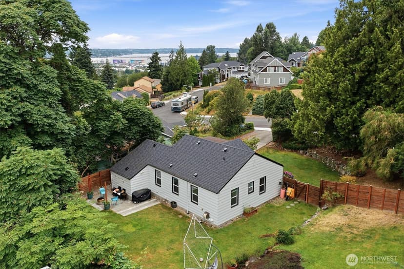 Property photo for 555 Windsor Place NE, Renton photo 27