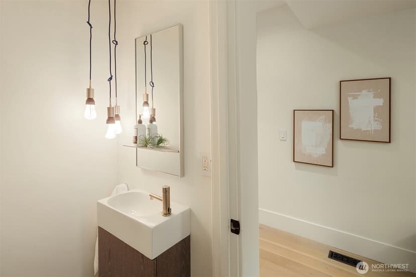 Property photo for 2612 1st Avenue N, Seattle photo 16