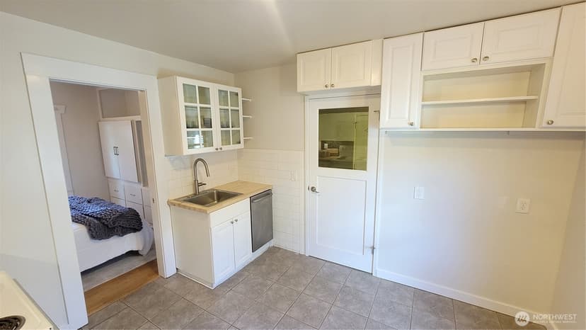 Property photo for 5621 Brooklyn Avenue NE, Seattle photo 8