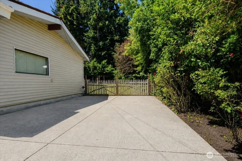 Property photo for 15621 84th Avenue NE, Kenmore photo 31