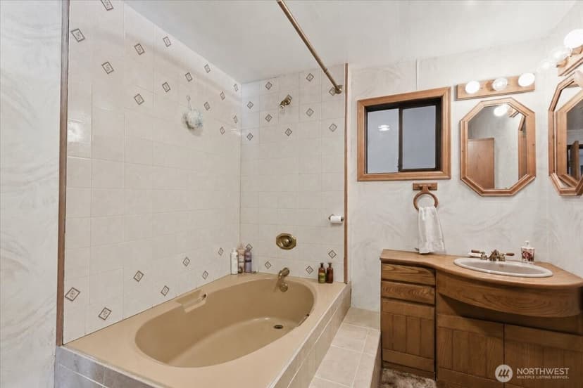 Property photo for 15621 84th Avenue NE, Kenmore photo 21