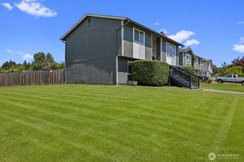 Property photo for 6423 61st Street NE, Marysville photo 2