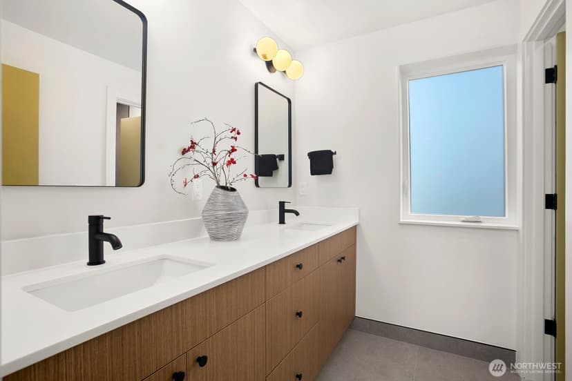 Property photo for 5053 35th Avenue SW #B, Seattle photo 17
