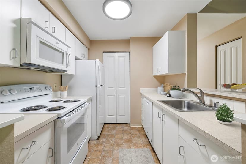 Property photo for 12303 Harbour Pointe Boulevard #EE305, Mukilteo photo 9