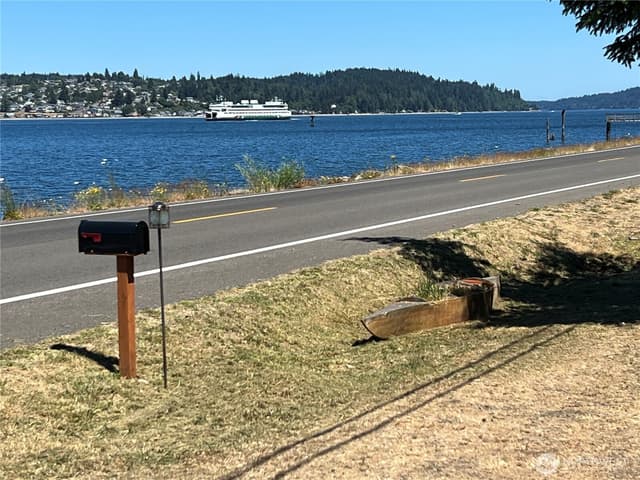 Property photo for 1647 Beach Drive E, Port Orchard photo 5