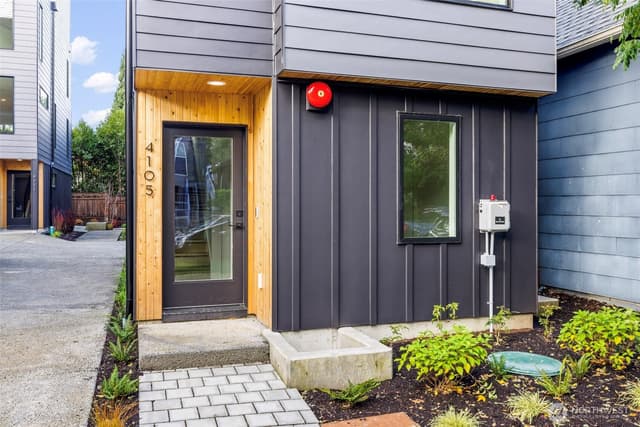Property photo for 4105 25th Avenue SW, Seattle photo 3