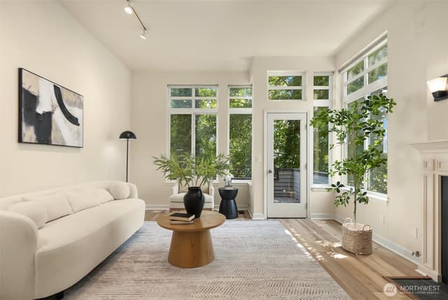 Property photo for 314 25th Avenue E, Seattle photo 4