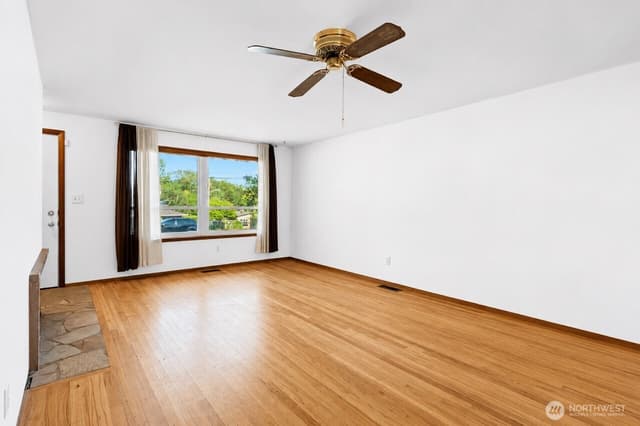 Property photo for 10406 55th Avenue S, Seattle photo 4