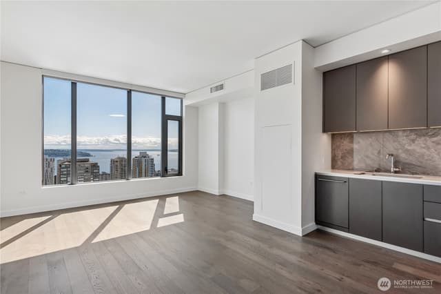 Property photo for 2510 6th Avenue #2705, Seattle photo 4