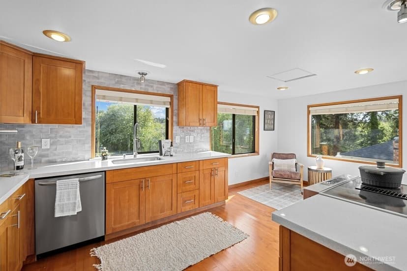Property photo for 902 7th Avenue S, Edmonds photo 13