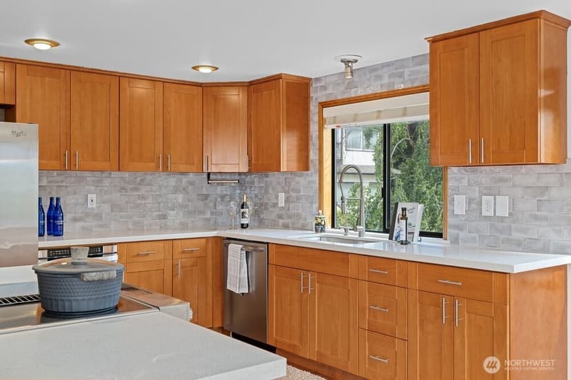 Property photo for 902 7th Avenue S, Edmonds photo 12