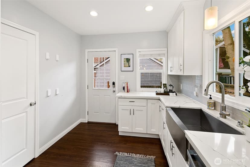 Property photo for 954 19th Avenue E, Seattle photo 9
