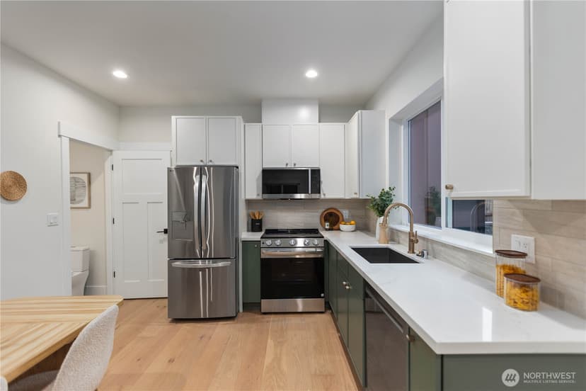 Property photo for 811 NE 125th Street #B, Seattle photo 4