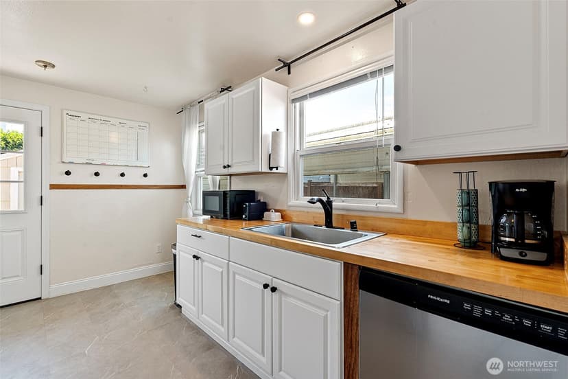 Property photo for 8503 33rd Avenue S, Lakewood photo 12