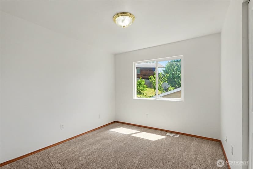 Property photo for 18663 Rainier View Road SE, Monroe photo 17