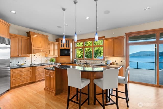 Property photo for 454 W Lake Sammamish Parkway NE, Bellevue photo 5