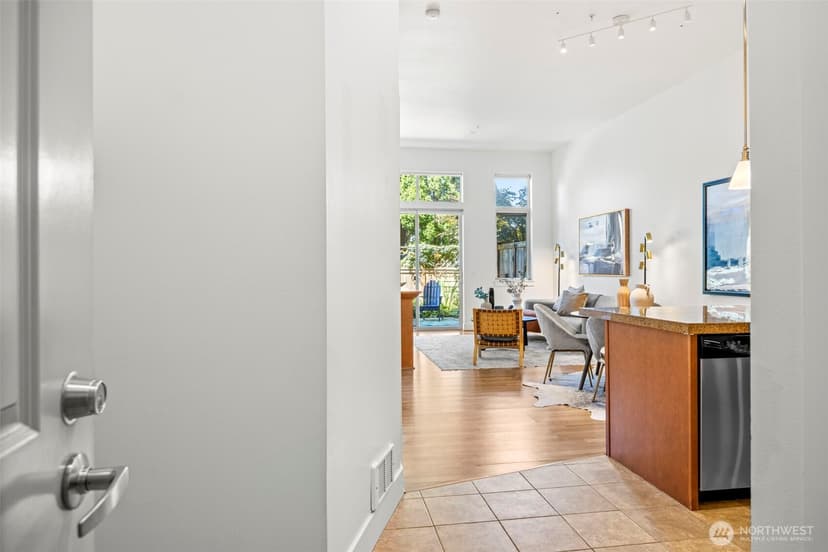 Property photo for 6801 Greenwood Avenue N #106, Seattle photo 4
