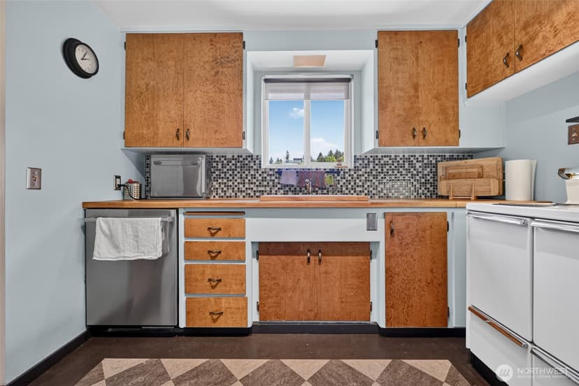 Property photo for 9219 26th Avenue SW, Seattle photo 16