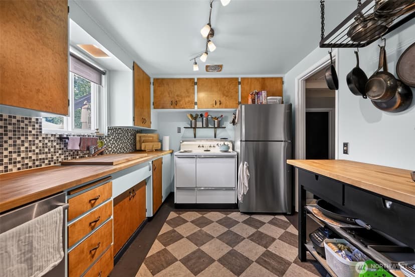 Property photo for 9219 26th Avenue SW, Seattle photo 15