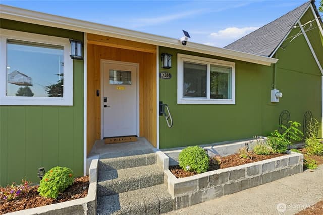Property photo for 1255 S Grant Avenue, Tacoma photo 2