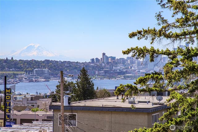 Property photo for 4222 Linden Avenue N, Seattle photo 4