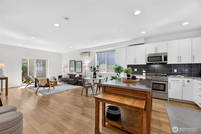 Property photo for 4222 Linden Avenue N, Seattle photo 5