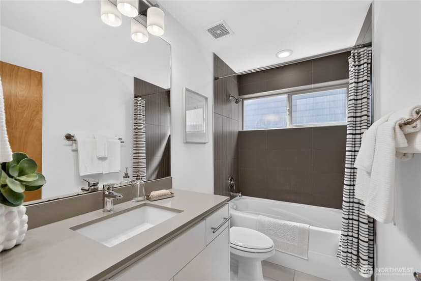 Property photo for 4222 Linden Avenue N, Seattle photo 24
