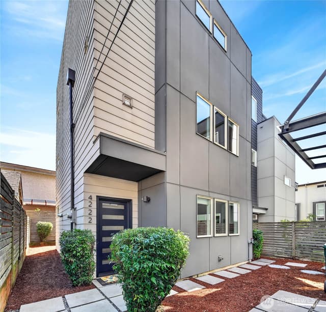 Property photo for 4222 Linden Avenue N, Seattle photo 3