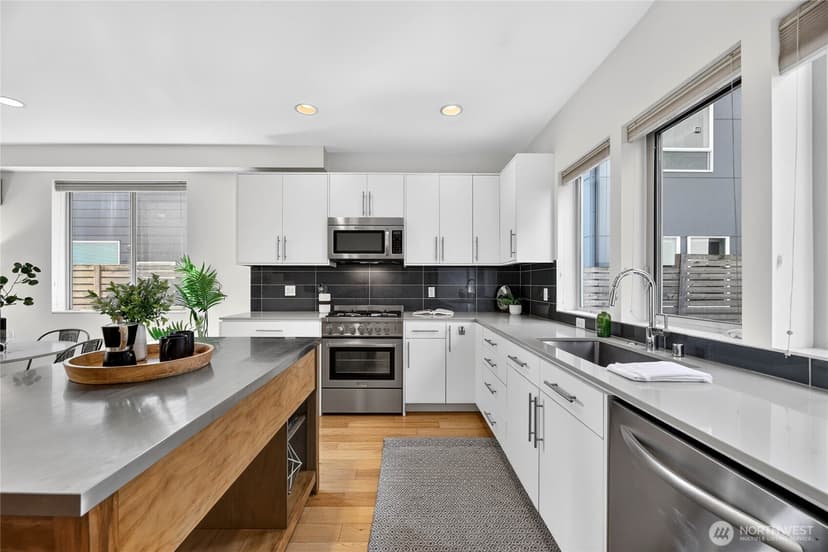 Property photo for 4222 Linden Avenue N, Seattle photo 11