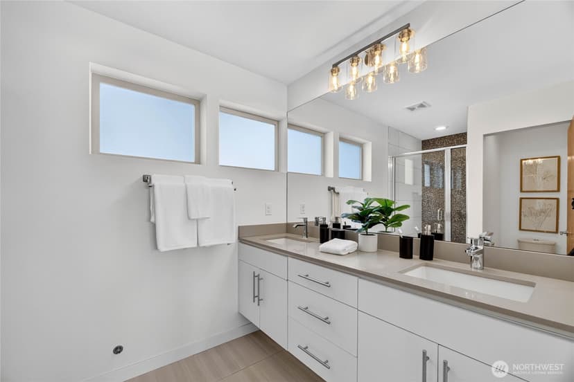 Property photo for 4222 Linden Avenue N, Seattle photo 18