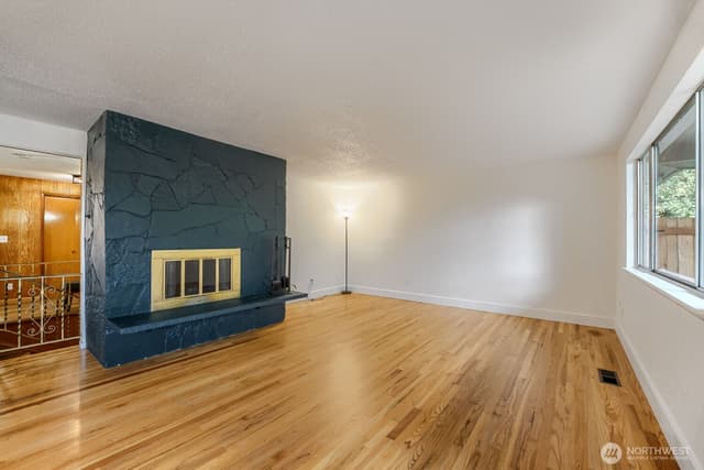 Property photo for 11502 93rd Avenue SW, Lakewood photo 4