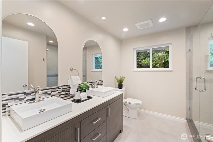 Property photo for 15705 84th Avenue NE, Kenmore photo 13