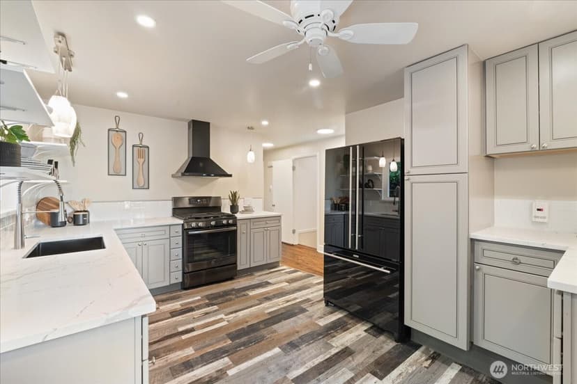 Property photo for 15705 84th Avenue NE, Kenmore photo 9