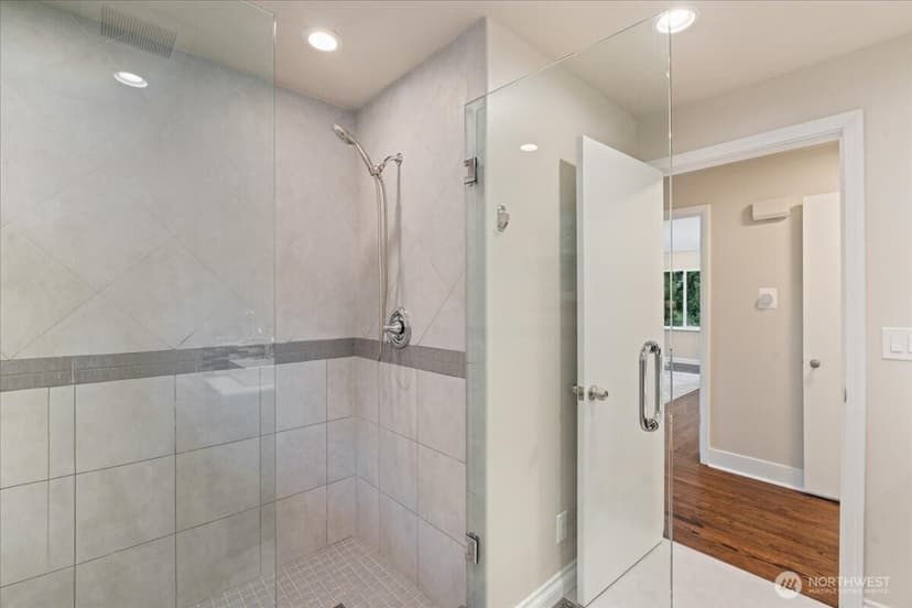 Property photo for 15705 84th Avenue NE, Kenmore photo 14