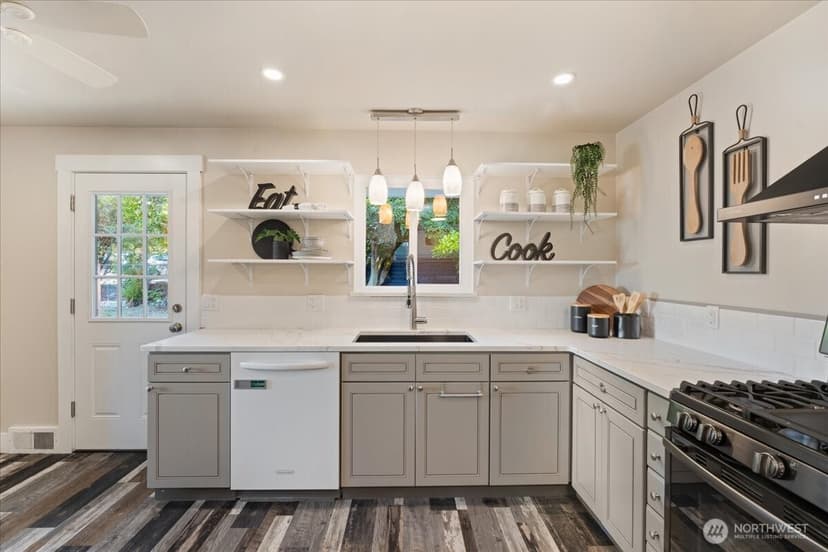Property photo for 15705 84th Avenue NE, Kenmore photo 12