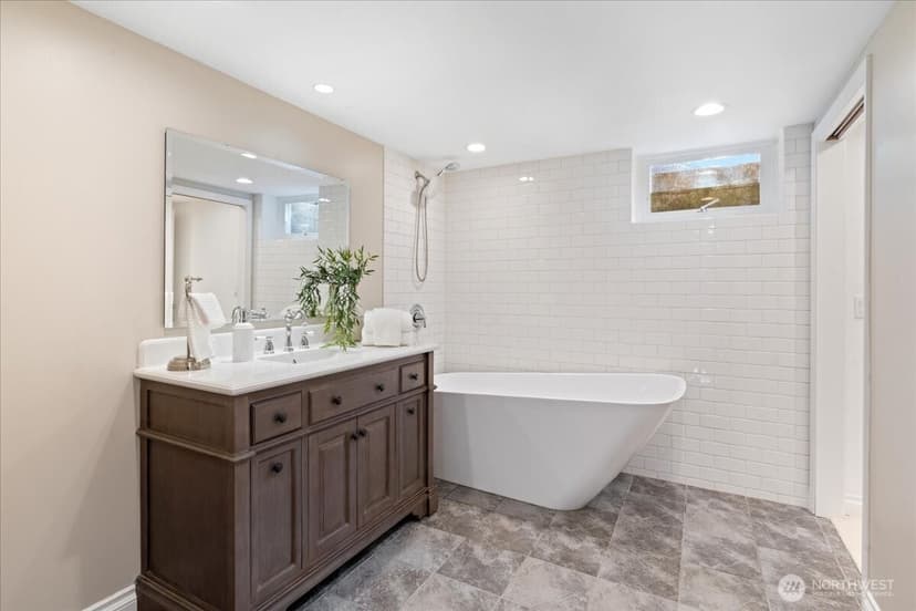 Property photo for 15705 84th Avenue NE, Kenmore photo 22
