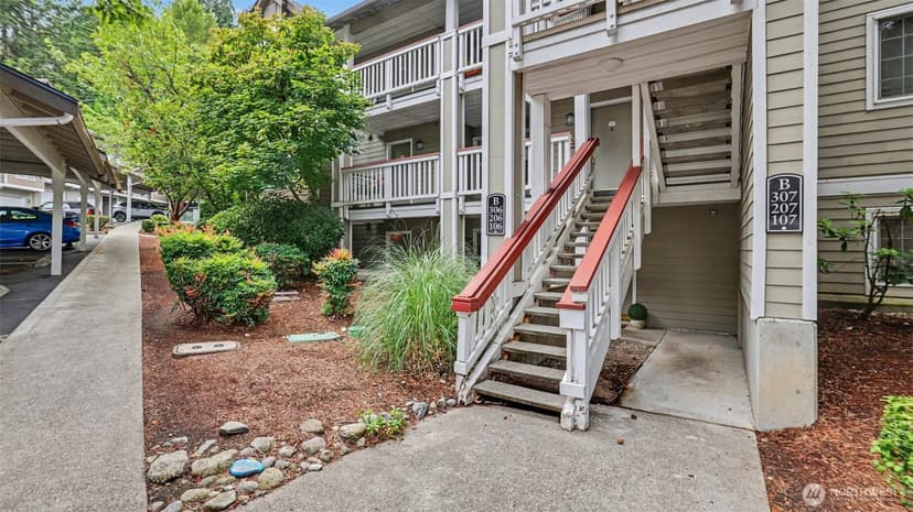 Property photo for 18505 SE Newport Way #B106, Issaquah photo 3
